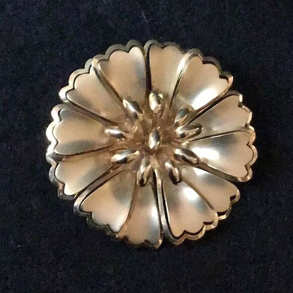 Beautiful, vintage, goldtone, flower, brooch - Picture 2 of 3